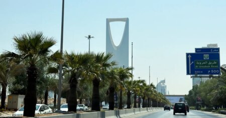 اعتراض صاروخ باليستي فوق الرياض وسماع دوي انفجارات في العاصمة السعودية