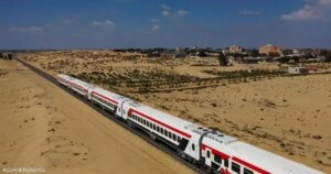 بدء تركيب قضبان السكة الحديد في مشروع قطار العريش–طابا بسيناء