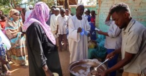 الجوع يشتد في الخرطوم: من نهب المخابز إلى طوابير البليلة