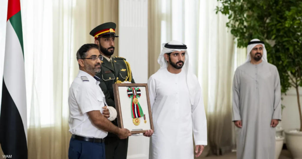 محمد بن زايد يقلد طاقم “فلاي دبي” وسام زايد الثاني محمد بن زايد يقلد طاقم "فلاي دبي" وسام زايد الثاني