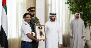 محمد بن زايد يقلد طاقم "فلاي دبي" وسام زايد الثاني