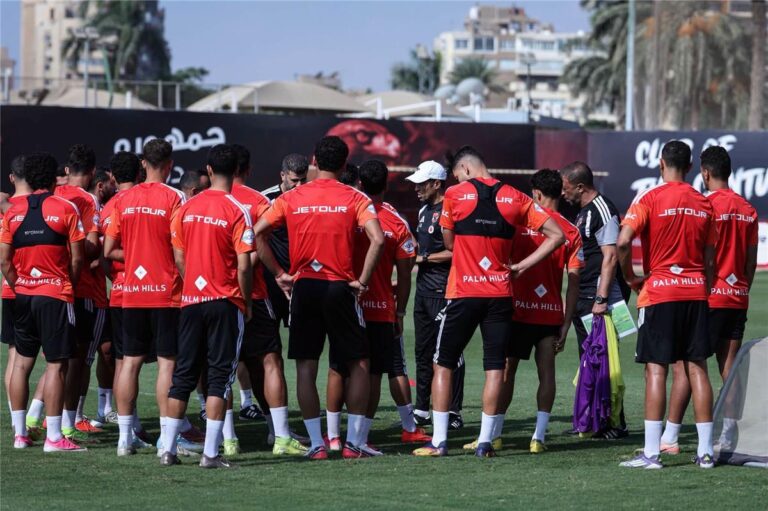 تدريبات الأهلي: عموتة يجتمع باللاعبين وثلاثي الفريق يواصل البرنامج التأهيلي