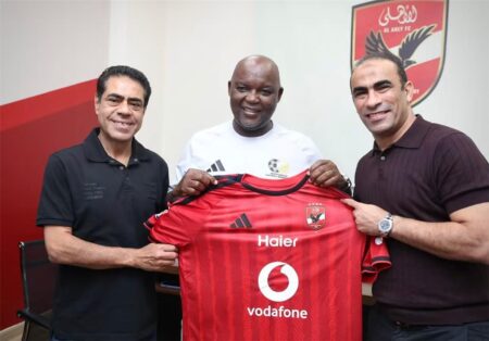 سيد عبد الحفيظ يهدي درع الدوري لموسيماني قبل مواجهة مصر