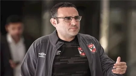 مشادة بين محمد الدماطي وعضو بجماهير الزمالك عقب الهدف الثاني للأهلي