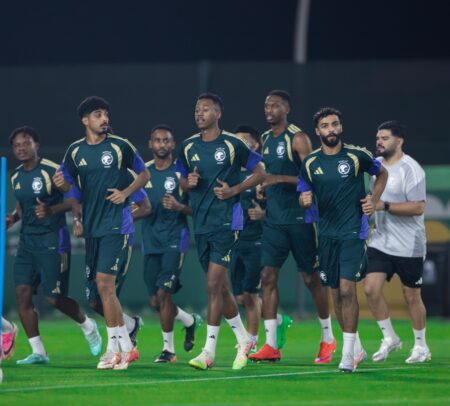 ثلاثي الأخضر يغيب عن التدريبات قبل مواجهة قطر في خليجي 27 ثلاثي الأخضر يغيب عن التدريبات قبل مواجهة قطر في خليجي 27