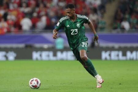 محمد كنو.. ركيزة الوسط في مواجهة الأخضر أمام قطر بنصف نهائي خليجي 27