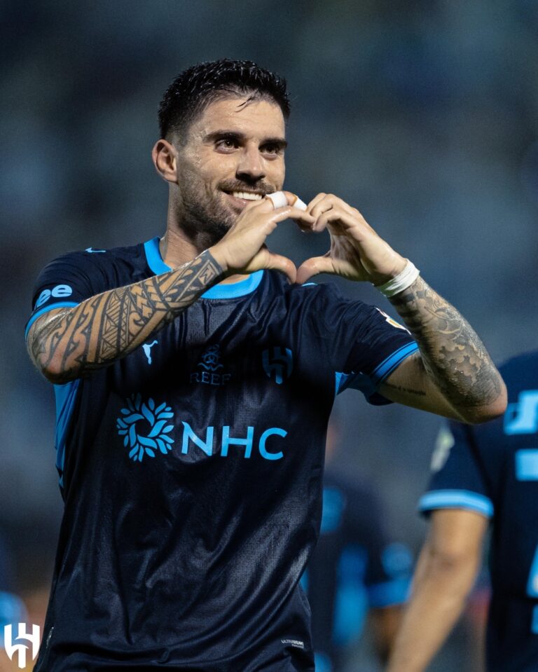 الهلال يستعيد صدارة دوري روشن بفوز مثير على القادسية بثلاثية الهلال يستعيد صدارة دوري روشن بفوز مثير على القادسية بثلاثية
