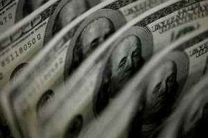 مؤشر الدولار يلامس أعلى مستوياته في شهرين عقب مكاسب سبتمبر