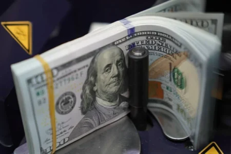 الدولار يبلغ أعلى مستوى في 17 شهراً على وقع موجة بيع حادة للسندات عالمياً الدولار يبلغ أعلى مستوى في 17 شهراً على وقع موجة بيع حادة للسندات عالمياً