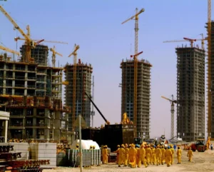 ارتفاع كلفة البناء في الإمارات خلال أكتوبر بفعل أسعار الديزل واضطرابات هرمز