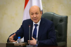 العليمي يعلن انطلاق العمليات العسكرية لاستعادة الأراضي اليمنية العليمي يعلن انطلاق العمليات العسكرية لاستعادة الأراضي اليمنية