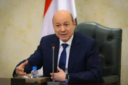 العليمي يعلن انطلاق العمليات العسكرية لاستعادة الأراضي اليمنية العليمي يعلن انطلاق العمليات العسكرية لاستعادة الأراضي اليمنية