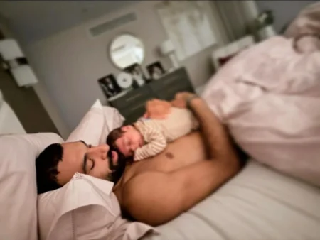 محمد صلاح يشارك متابعيه أول صورة لمولوده الجديد ليل
