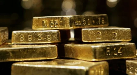 الذهب يتراجع بانتظار مؤشرات جديدة حول أسعار الفائدة