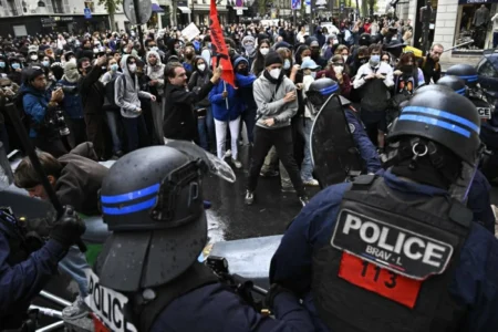 باريس تستدعي سفير إيران وتندد بمنشوراته المضللة حول الحراك الطلابي في فرنسا