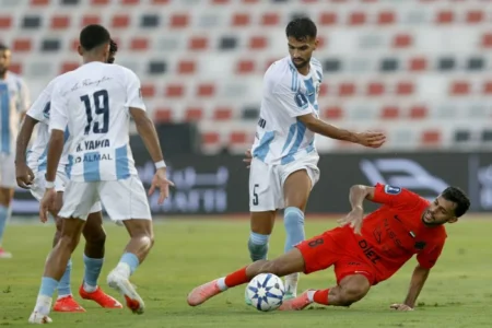 شباب الأهلي يتغلب على يونايتد رغم تراجعه في الاستحواذ