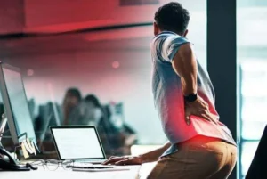 أضرار الجلوس الطويل تتخطى آلام الظهر وتطال الصحة العامة