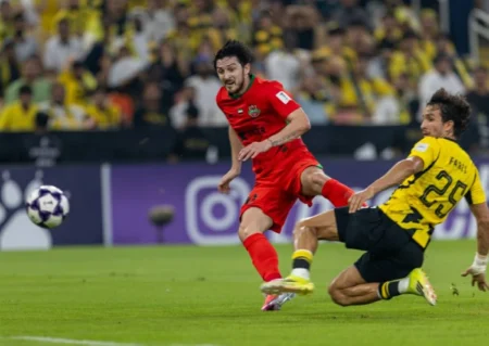 سردار يقود شباب الأهلي للفوز على الاتحاد في جدة بثنائية نظيفة