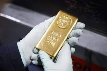 الذهب يرتد 1% والفضة تتجاوز 56 دولاراً وسط ضبابية السياسة النقدية
