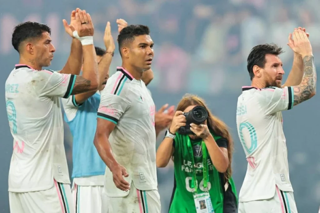 ميسي يقود إنتر ميامي للتأهل إلى الأدوار الإقصائية في الدوري الأمريكي ميسي يقود إنتر ميامي للتأهل إلى الأدوار الإقصائية في الدوري الأمريكي