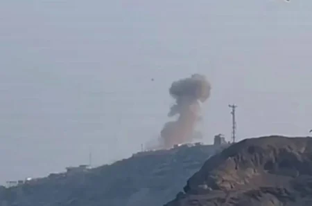 14 قتيلاً وجريحاً في هجوم حوثي استهدف القصر الرئاسي بعدن