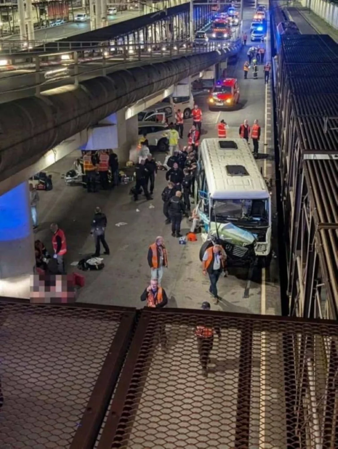 إصابة 19 شخصاً في تصادم حافلة وقطار داخل نفق المانش إصابة 19 شخصاً في تصادم حافلة وقطار داخل نفق المانش