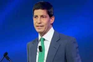 وارش: لا وعود بخفض الفائدة والجميع سيتحمل الأعباء
