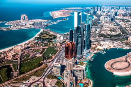 فيتش: اقتصاد أبوظبي مرشح للنمو بنسبة 6.7% في 2026