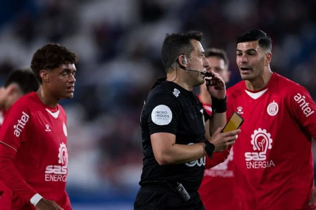 تطور تقني في ملاعب أوروجواي: حكم يستخدم جهازاً رقمياً بدلاً من البطاقات التقليدية تطور تقني في ملاعب أوروجواي: حكم يستخدم جهازاً رقمياً بدلاً من البطاقات التقليدية