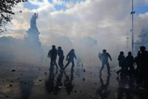 نصف مليون متظاهر في شوارع فرنسا وسط تصاعد حدة العنف