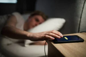 نومك بجانب الهاتف طوال الليل: 5 مخاطر صحية يجب ألا تتجاهلها