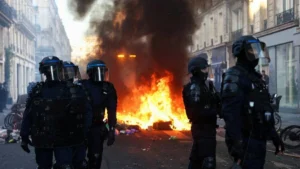 السندات الفرنسية تتراجع تحت وطأة الاضطرابات السياسية