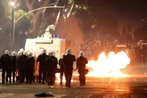 اتساع رقعة الاحتجاجات المعيشية في أوروبا واستنفار أمني في فرنسا تحسباً لمظاهرات السبت