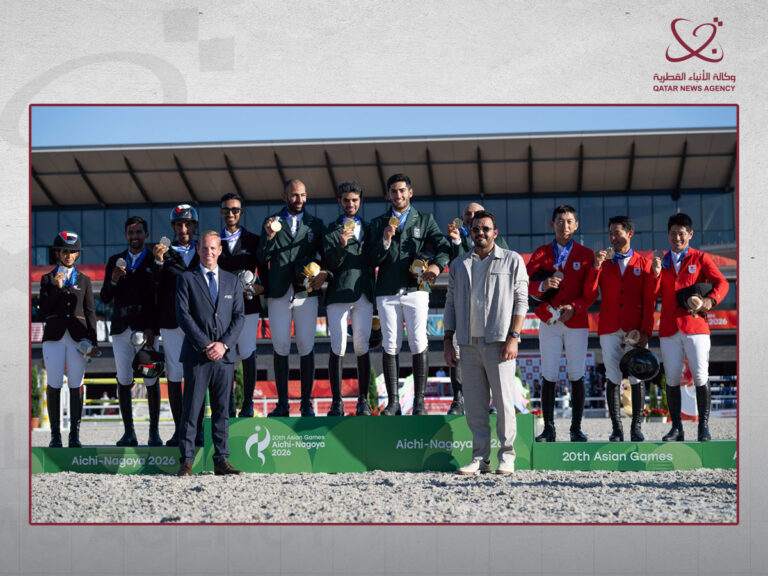 رئيس المجلس الأولمبي الآسيوي يتوج أبطال قفز الحواجز للفرق رئيس المجلس الأولمبي الآسيوي يتوج أبطال قفز الحواجز للفرق