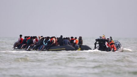 مصرع شخصين خلال محاولة عبور القناة على متن قارب صغير