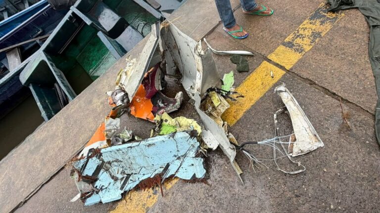 مصرع جميع ركاب طائرة على متنها 25 شخصاً بعد تحطمها