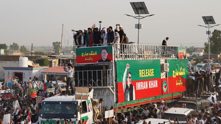 آلاف من أنصار عمران خان يزحفون نحو العاصمة الباكستانية وسط إجراءات أمنية مشددة
